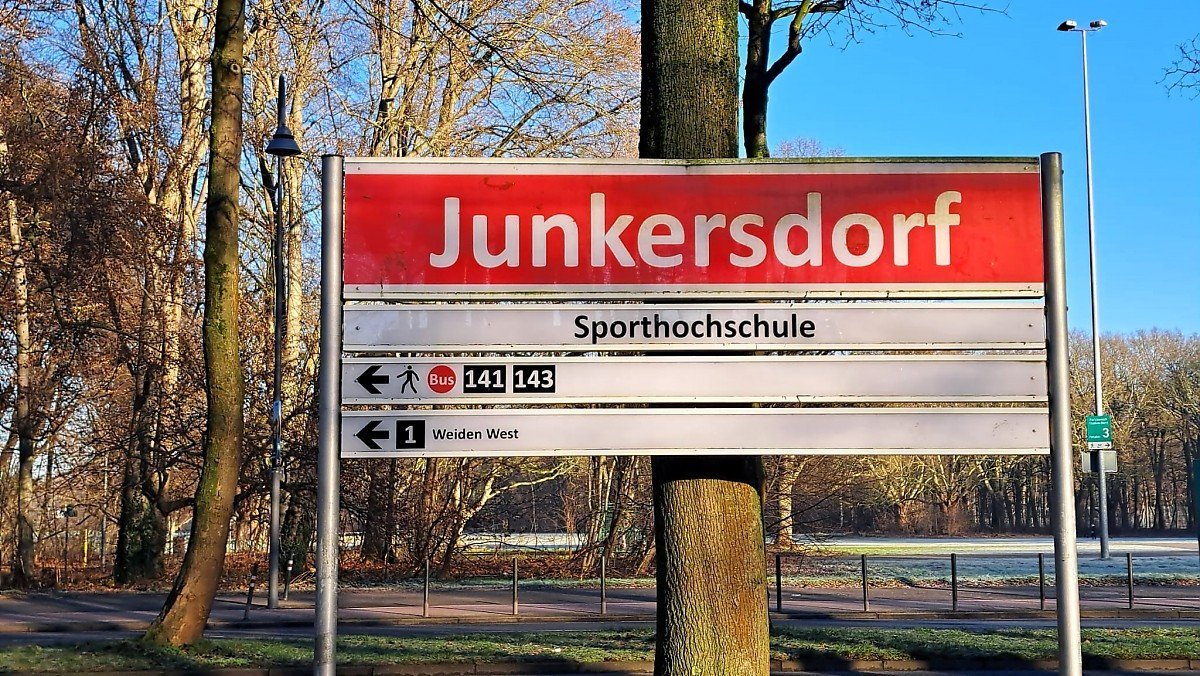 Die Bahnlinie 1 Der KVB verbindet Junkersdorf direkt mit der Innenstadt.