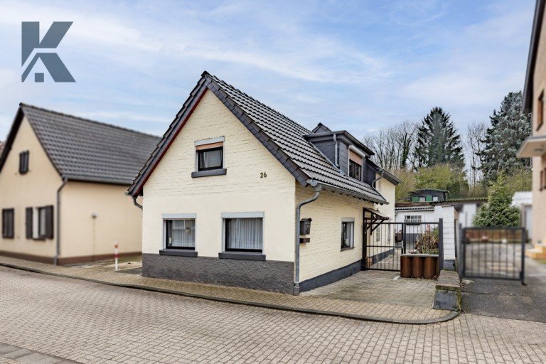 Frontansicht H�rth / Alst�dten Einfamilienhaus Altbestand f�r Enthusiasten mit dem klaren Blick auf Revitalisierung oder doch Neuplanung?