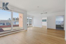 Wohnzimmer 1 Penthouse-Wohnung. Neubau-Standard. 2 Zimmer mit 2 Dachterrassen. Stellplatz.