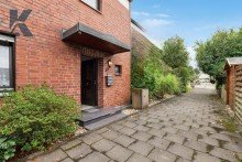 Eingang Monheim-Baumberg: gro�er Garten mit solidem Backstein-Reihenhaus sowie Erweiterungs-Potential
