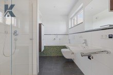 Bad mit Fenster Penthouse-Wohnung. Neubau-Standard. 2 Zimmer mit 2 Dachterrassen. Stellplatz.