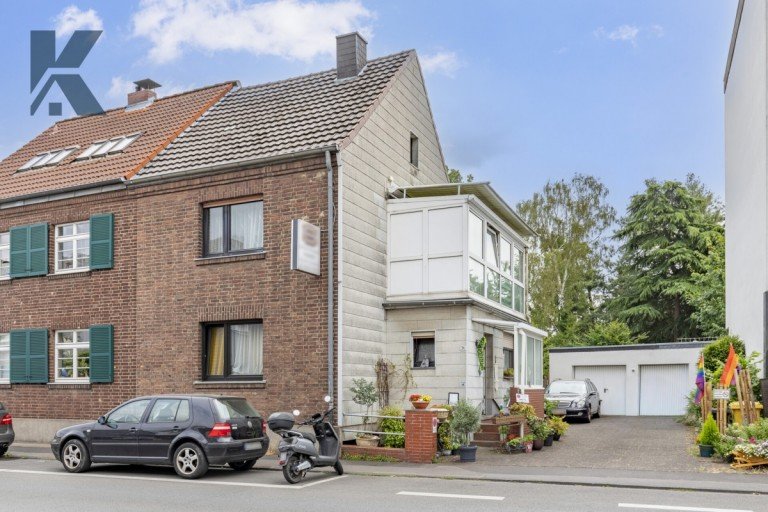 Hausansicht K�ln-Widdersdorf Doppelhaush�lfte Vielseitige Doppelhaush�lfte inkl. 2x Wohneinheiten, Doppelgarage, Garten & Ausbau-Potenzial
