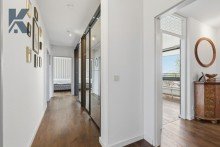Flur und Eingang Rheinblick. Skyline. 4 Zimmer. Linksrheinisch-Zentral.