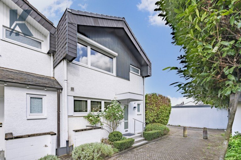 Hausansicht front K�ln / L�venich Reihenendhaus Familienfreundliches Reiheneckhaus mit Garten, Garage in begehrter Wohnlage von K�ln-L�venich