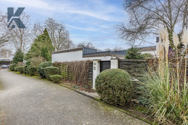 Front unseinsehbar K�ln / Weiden Bungalow Splitlevel-Bungalow. Zentrale, ruhige Lage K�ln-Weiden. Atrium-Garten.