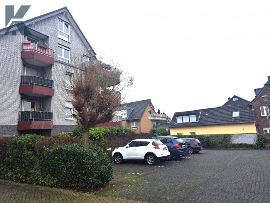 Aussenansicht_Parkplatz Etagenwohnung K�ln / Urbach